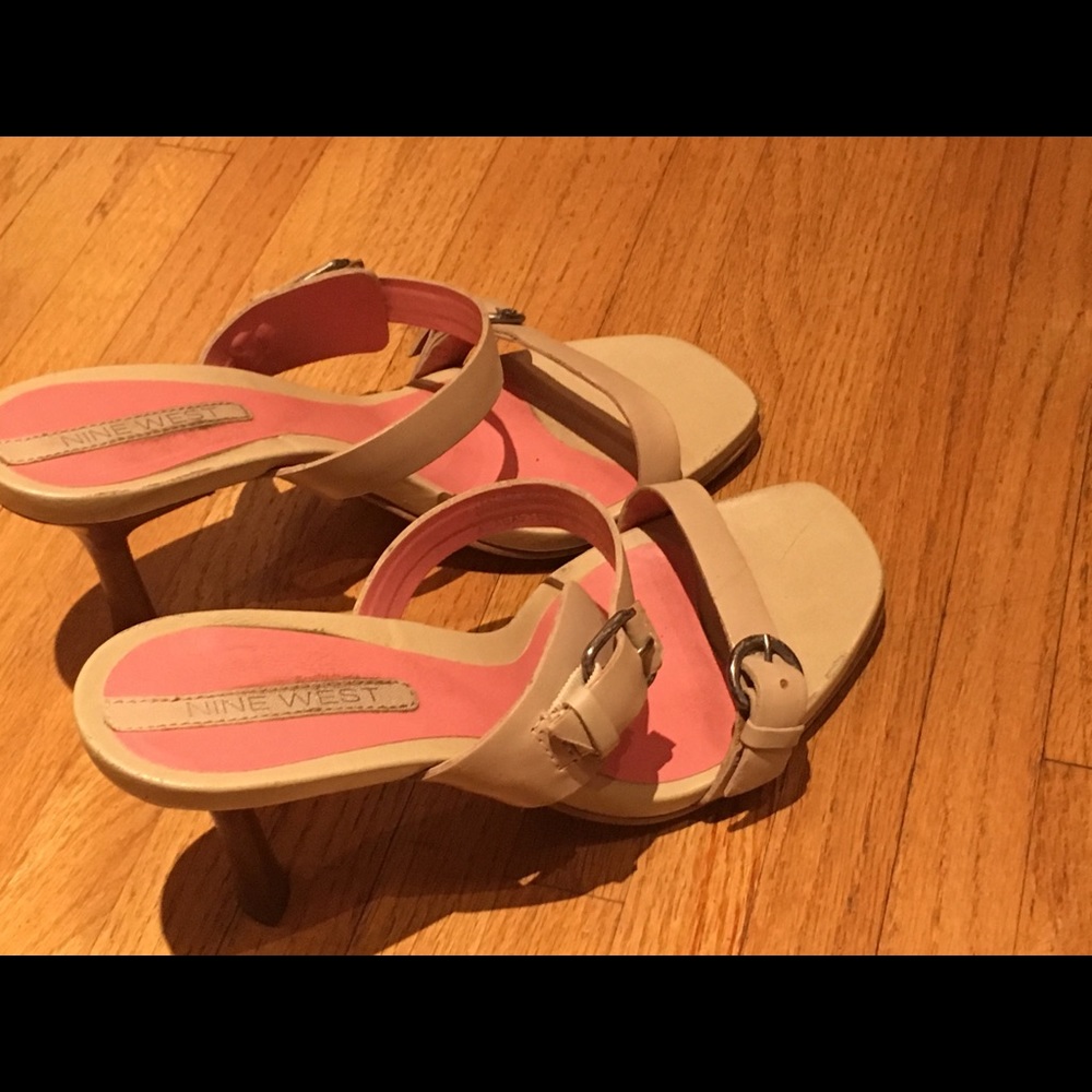 NINE-WEST STRAPPY SANDAL SIZE 7.5 NUDE